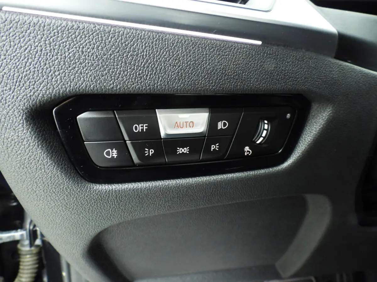 318i | M-Sportpakket | LED | Leder | Navigatie | Panoramadak | Sportstoelen | DAB | Hifi speakers | Alu 19 inch