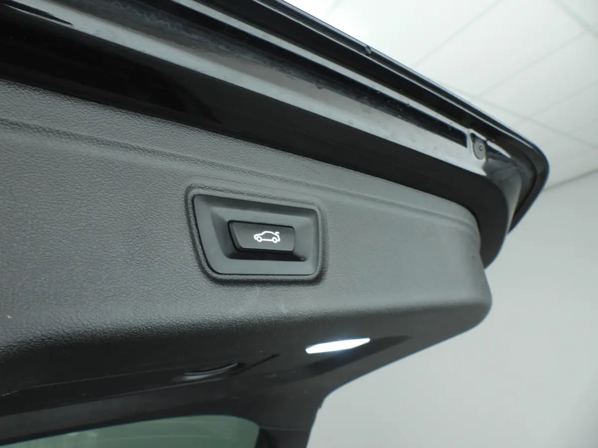 318i | M-Sportpakket | LED | Leder | Navigatie | Panoramadak | Sportstoelen | DAB | Hifi speakers | Alu 19 inch