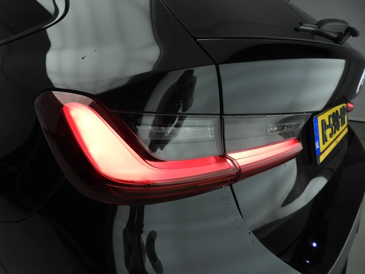 318i | M-Sportpakket | LED | Leder | Navigatie | Panoramadak | Sportstoelen | DAB | Hifi speakers | Alu 19 inch