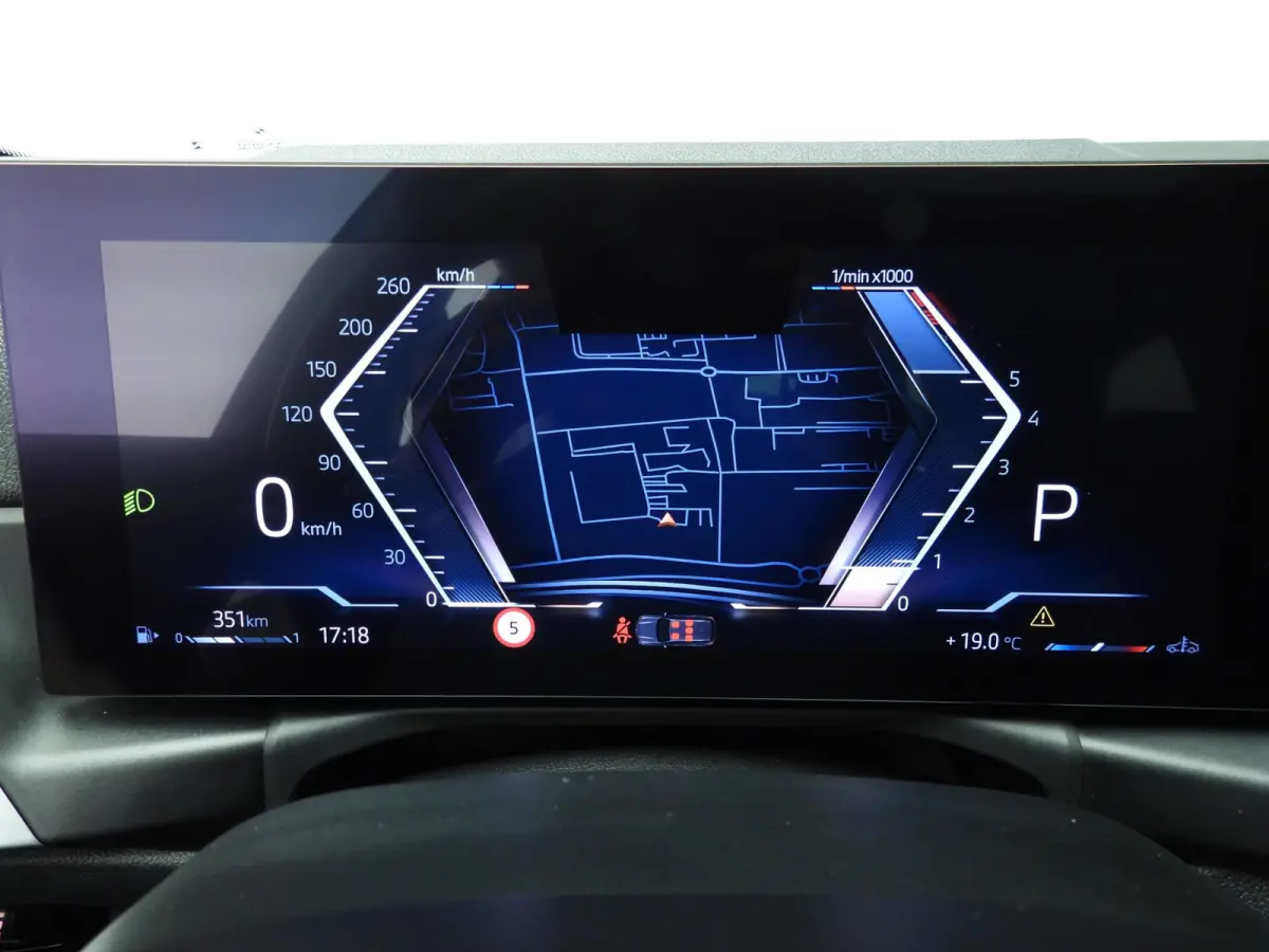 318i | M-Sportpakket | LED | Leder | Navigatie | Panoramadak | Sportstoelen | DAB | Hifi speakers | Alu 19 inch