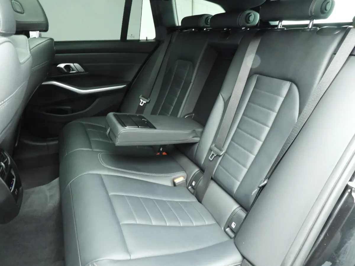 318i | M-Sportpakket | LED | Leder | Navigatie | Panoramadak | Sportstoelen | DAB | Hifi speakers | Alu 19 inch