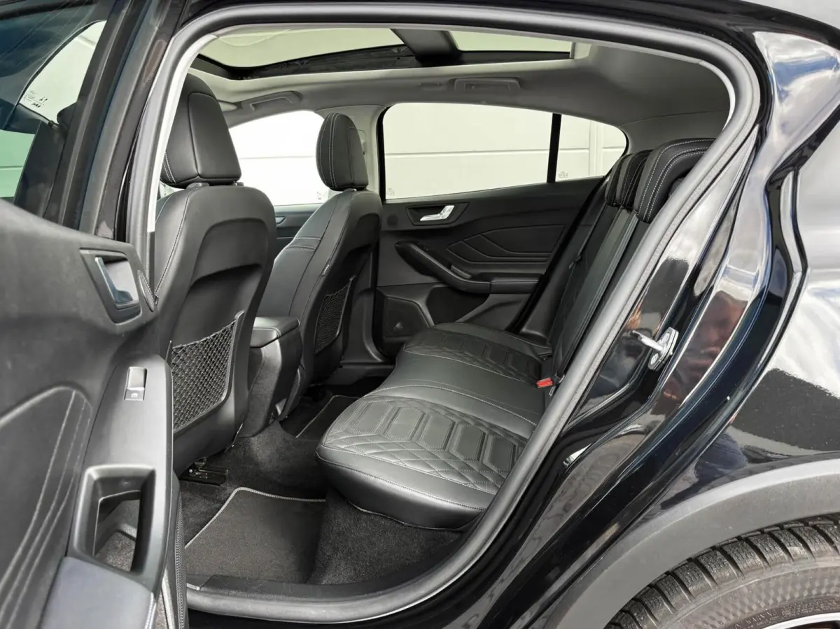 1.0 EcoBoost 125pk Hybrid Active Vignale | Leder | Panoramadak | B&O sound | Trekhaak