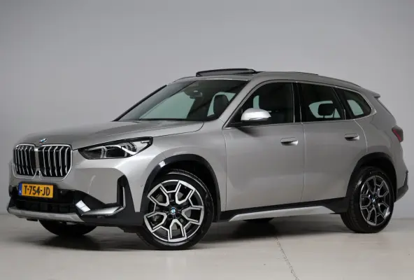 XDrive23i X-line | panoramadak | head-up | harmankardon | keyless entry | achteruitrijcamera | leder sport | 1e eigenaar