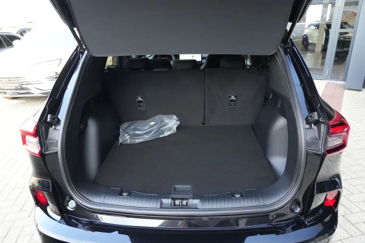 2.5 PHEV ST-Line | 243PK | 2100KG | Winterpakket | ACC | Camera | Kortom: een zeer complete, krachtige en moderne Kuga ST-Line met slechts 15 km, 243 pk, plug-in hybride techniek en maar lie