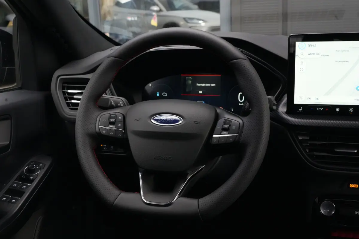 2.5 PHEV ST-Line | 243PK | 2100KG | Winterpakket | ACC | Camera | Kortom: een zeer complete, krachtige en moderne Kuga ST-Line met slechts 15 km, 243 pk, plug-in hybride techniek en maar lie
