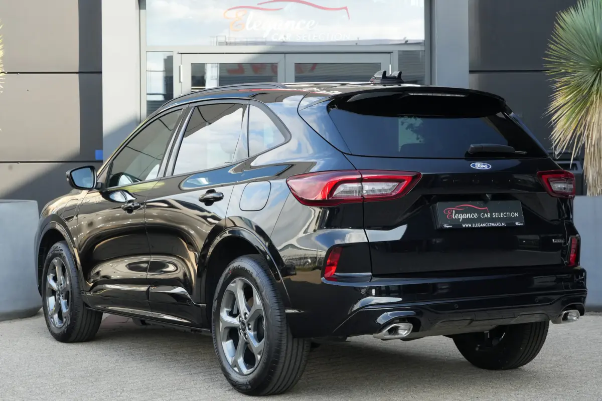 2.5 PHEV ST-Line | 243PK | 2100KG | Winterpakket | ACC | Camera | Kortom: een zeer complete, krachtige en moderne Kuga ST-Line met slechts 15 km, 243 pk, plug-in hybride techniek en maar lie