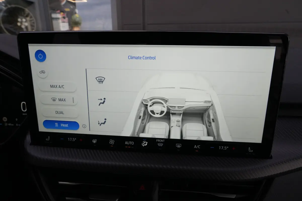 2.5 PHEV ST-Line | 243PK | 2100KG | Winterpakket | ACC | Camera | Kortom: een zeer complete, krachtige en moderne Kuga ST-Line met slechts 15 km, 243 pk, plug-in hybride techniek en maar lie