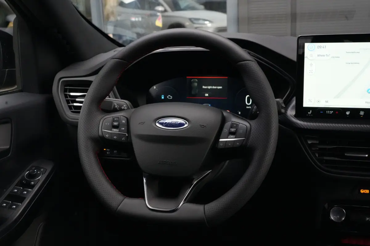 2.5 PHEV ST-Line | 243PK | Winterpakket | ACC | Camera | 2100KG | Kortom: een zeer complete, krachtige en moderne Kuga ST-Line met slechts 15 km, 243 pk, plug-in hybride techniek en maar lie