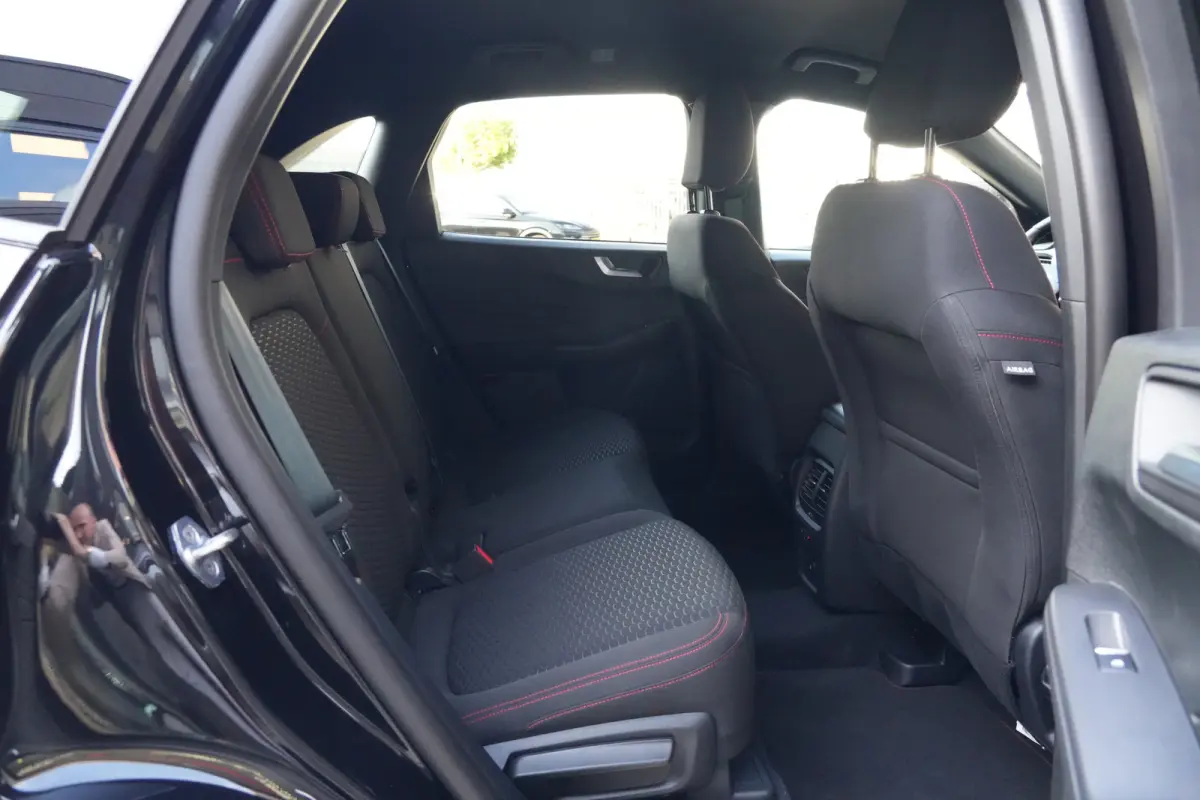 2.5 PHEV ST-Line | 243PK | Winterpakket | ACC | Camera | 2100KG | Kortom: een zeer complete, krachtige en moderne Kuga ST-Line met slechts 15 km, 243 pk, plug-in hybride techniek en maar lie