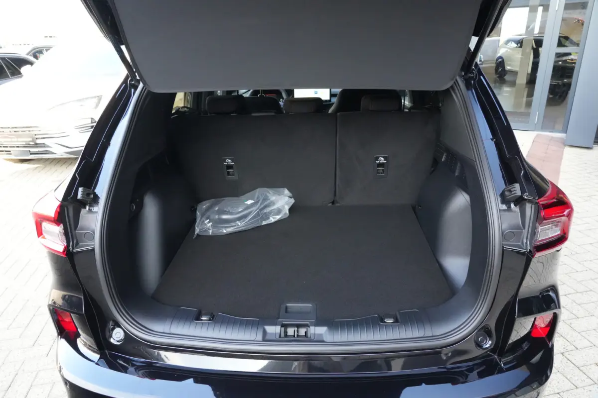 2.5 PHEV ST-Line | 243PK | Winterpakket | ACC | Camera | 2100KG | Kortom: een zeer complete, krachtige en moderne Kuga ST-Line met slechts 15 km, 243 pk, plug-in hybride techniek en maar lie