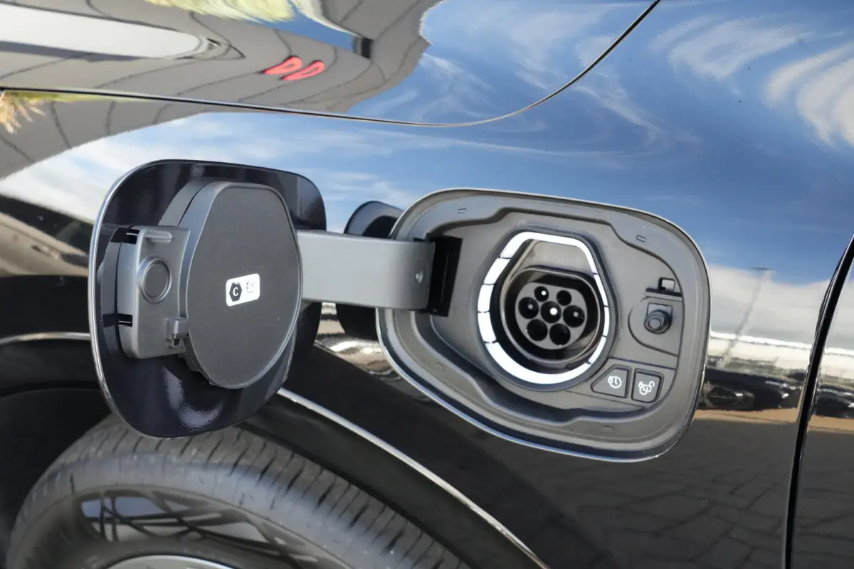 2.5 PHEV ST-Line | 243PK | Winterpakket | ACC | Camera | 2100KG | Kortom: een zeer complete, krachtige en moderne Kuga ST-Line met slechts 15 km, 243 pk, plug-in hybride techniek en maar lie