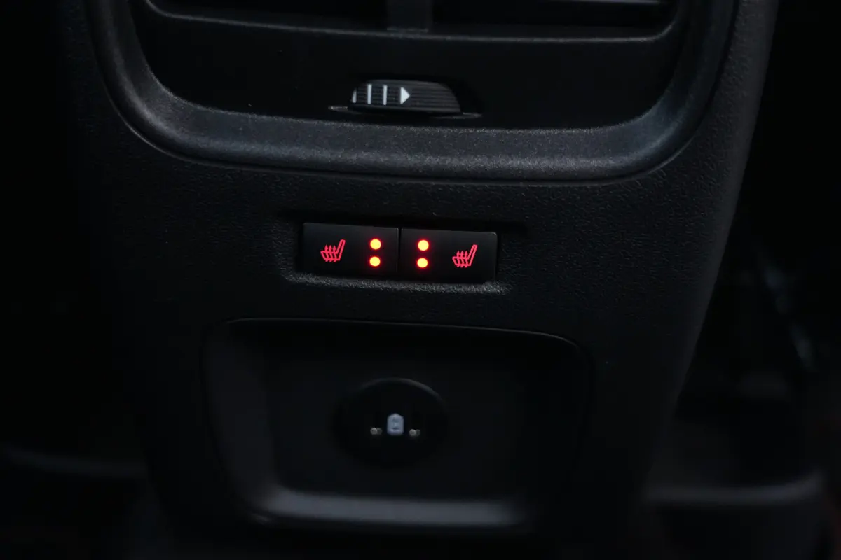 2.5 PHEV ST-Line | 243PK | Winterpakket | ACC | Camera | 2100KG | Kortom: een zeer complete, krachtige en moderne Kuga ST-Line met slechts 15 km, 243 pk, plug-in hybride techniek en maar lie
