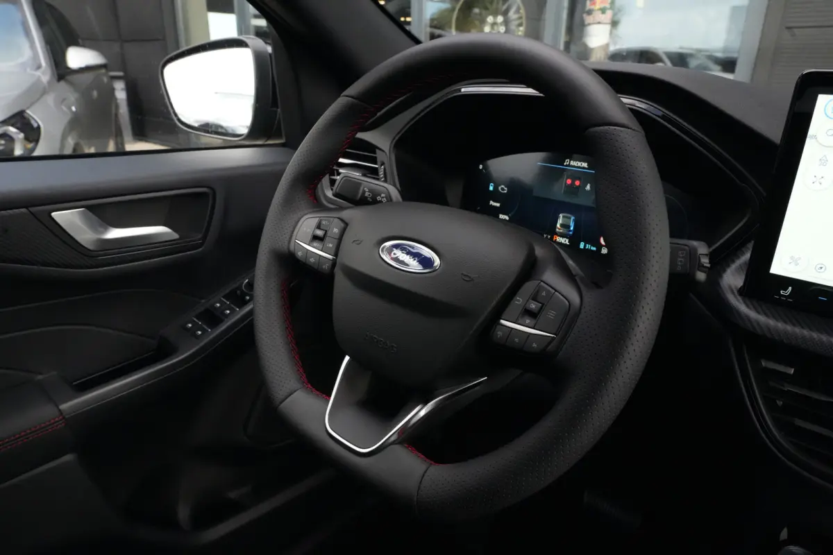 2.5 PHEV ST-Line | 243PK | Winterpakket | ACC | Camera | 2100KG | Kortom: een zeer complete, krachtige en moderne Kuga ST-Line met slechts 15 km, 243 pk, plug-in hybride techniek en maar lie