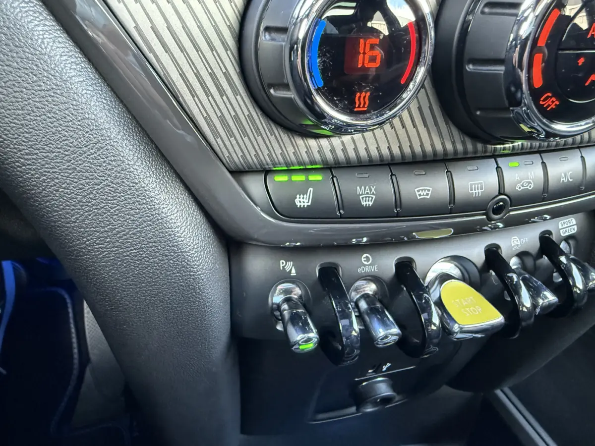 1.5 Cooper ALL4 YOURS Pano/Leder/Camera/Apple