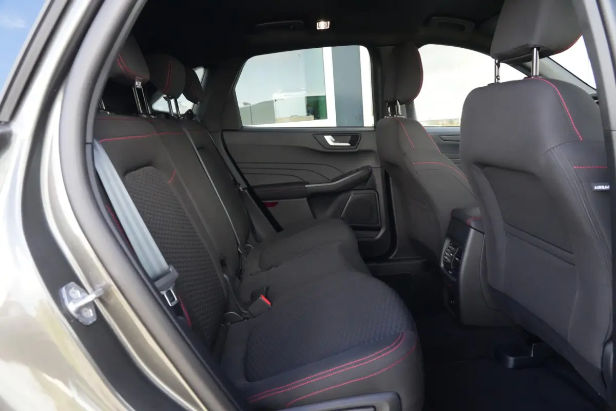 2.5 PHEV ST-Line | 243PK | Winterpakket | ACC | Camera | 2100KG | Kortom: een zeer complete, krachtige en moderne Kuga ST-Line met slechts 15 km, 243 pk, plug-in hybride techniek en maar lie