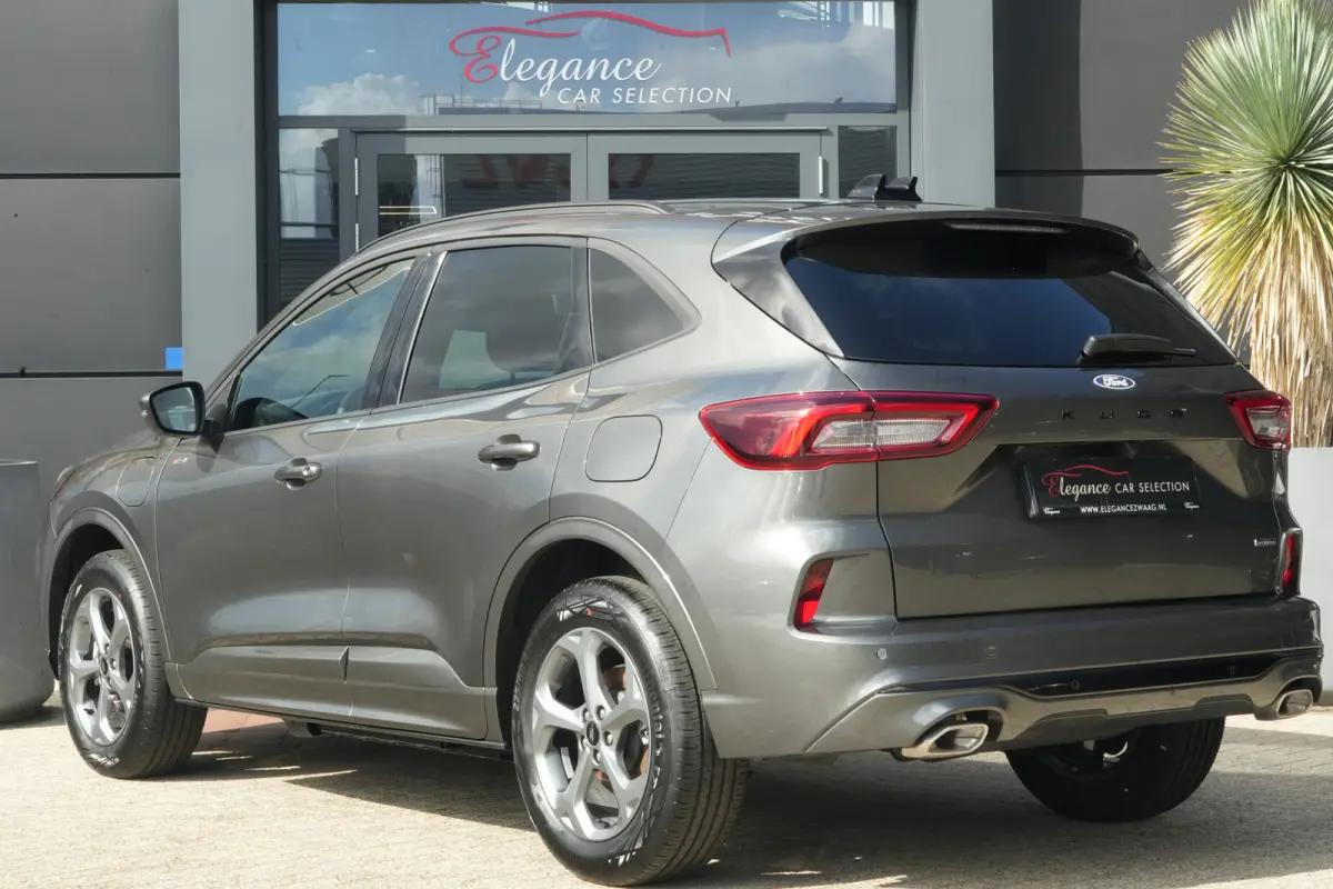 2.5 PHEV ST-Line | 243PK | Winterpakket | ACC | Camera | 2100KG | Kortom: een zeer complete, krachtige en moderne Kuga ST-Line met slechts 15 km, 243 pk, plug-in hybride techniek en maar lie
