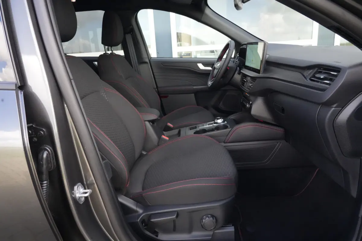 2.5 PHEV ST-Line | 243PK | Winterpakket | ACC | Camera | 2100KG | Kortom: een zeer complete, krachtige en moderne Kuga ST-Line met slechts 15 km, 243 pk, plug-in hybride techniek en maar lie