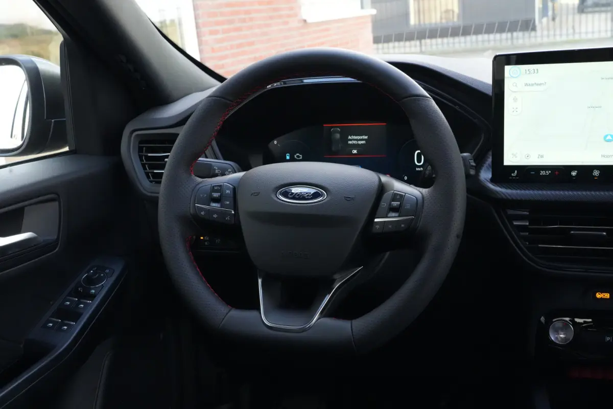 2.5 PHEV ST-Line | 243PK | Winterpakket | ACC | Camera | 2100KG | Kortom: een zeer complete, krachtige en moderne Kuga ST-Line met slechts 15 km, 243 pk, plug-in hybride techniek en maar lie