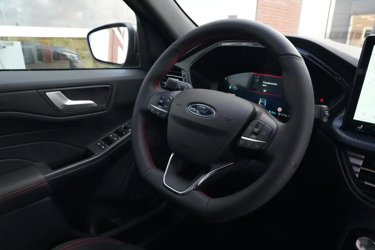 2.5 PHEV ST-Line | 243PK | Winterpakket | ACC | Camera | 2100KG | Kortom: een zeer complete, krachtige en moderne Kuga ST-Line met slechts 15 km, 243 pk, plug-in hybride techniek en maar lie