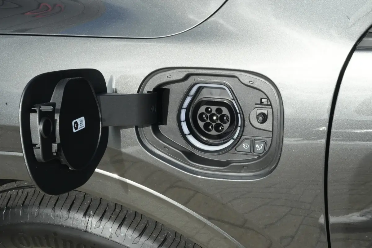 2.5 PHEV ST-Line | 243PK | Winterpakket | ACC | Camera | 2100KG | Kortom: een zeer complete, krachtige en moderne Kuga ST-Line met slechts 15 km, 243 pk, plug-in hybride techniek en maar lie