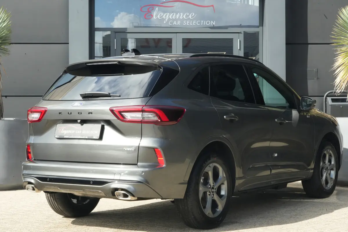 2.5 PHEV ST-Line | 243PK | Winterpakket | ACC | Camera | 2100KG | Kortom: een zeer complete, krachtige en moderne Kuga ST-Line met slechts 15 km, 243 pk, plug-in hybride techniek en maar lie
