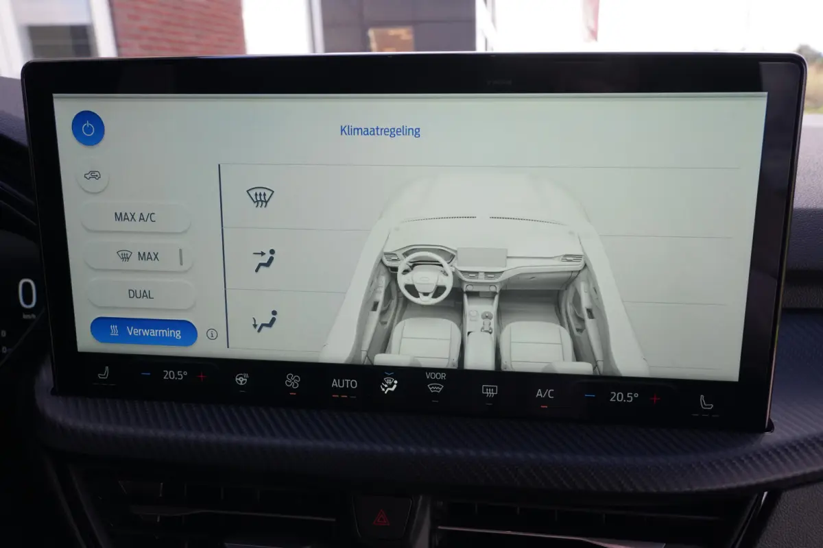 2.5 PHEV ST-Line | 243PK | Winterpakket | ACC | Camera | 2100KG | Kortom: een zeer complete, krachtige en moderne Kuga ST-Line met slechts 15 km, 243 pk, plug-in hybride techniek en maar lie