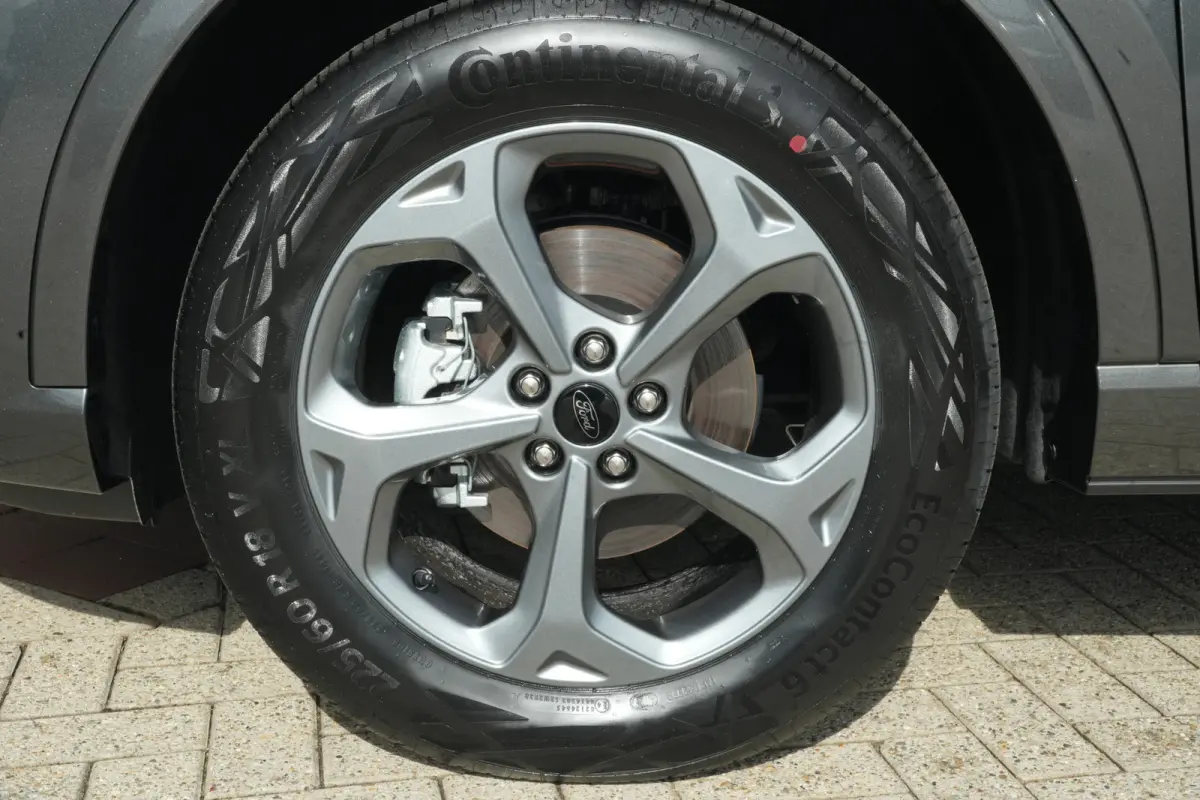 2.5 PHEV ST-Line | 243PK | Winterpakket | ACC | Camera | 2100KG | Kortom: een zeer complete, krachtige en moderne Kuga ST-Line met slechts 15 km, 243 pk, plug-in hybride techniek en maar lie