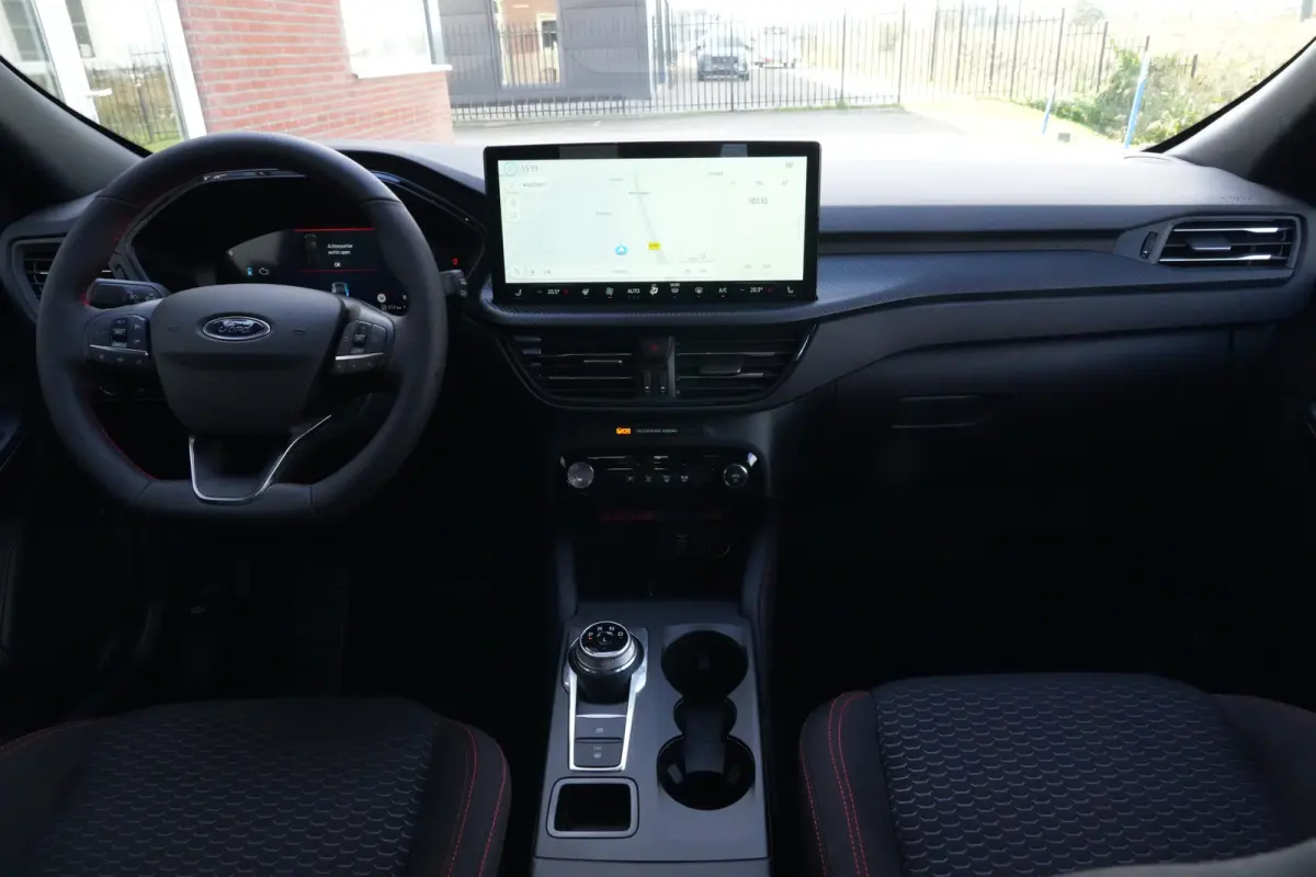 2.5 PHEV ST-Line | 243PK | Winterpakket | ACC | Camera | 2100KG | Kortom: een zeer complete, krachtige en moderne Kuga ST-Line met slechts 15 km, 243 pk, plug-in hybride techniek en maar lie