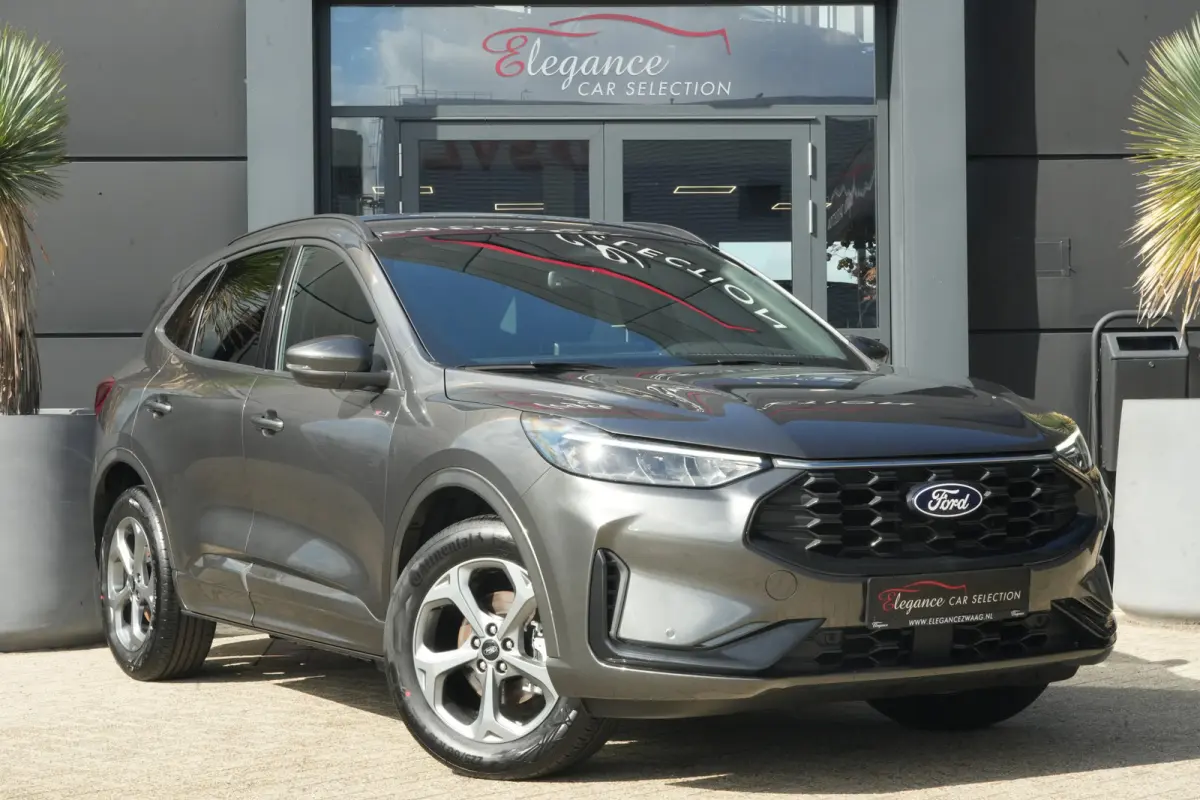 2.5 PHEV ST-Line | 243PK | Winterpakket | ACC | Camera | 2100KG | Kortom: een zeer complete, krachtige en moderne Kuga ST-Line met slechts 15 km, 243 pk, plug-in hybride techniek en maar lie