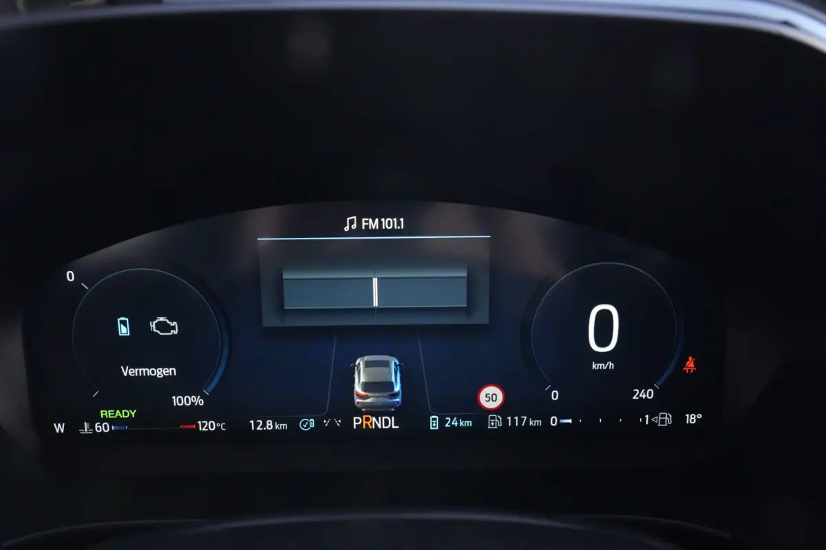 2.5 PHEV ST-Line | 243PK | Winterpakket | ACC | Camera | 2100KG | Kortom: een zeer complete, krachtige en moderne Kuga ST-Line met slechts 15 km, 243 pk, plug-in hybride techniek en maar lie