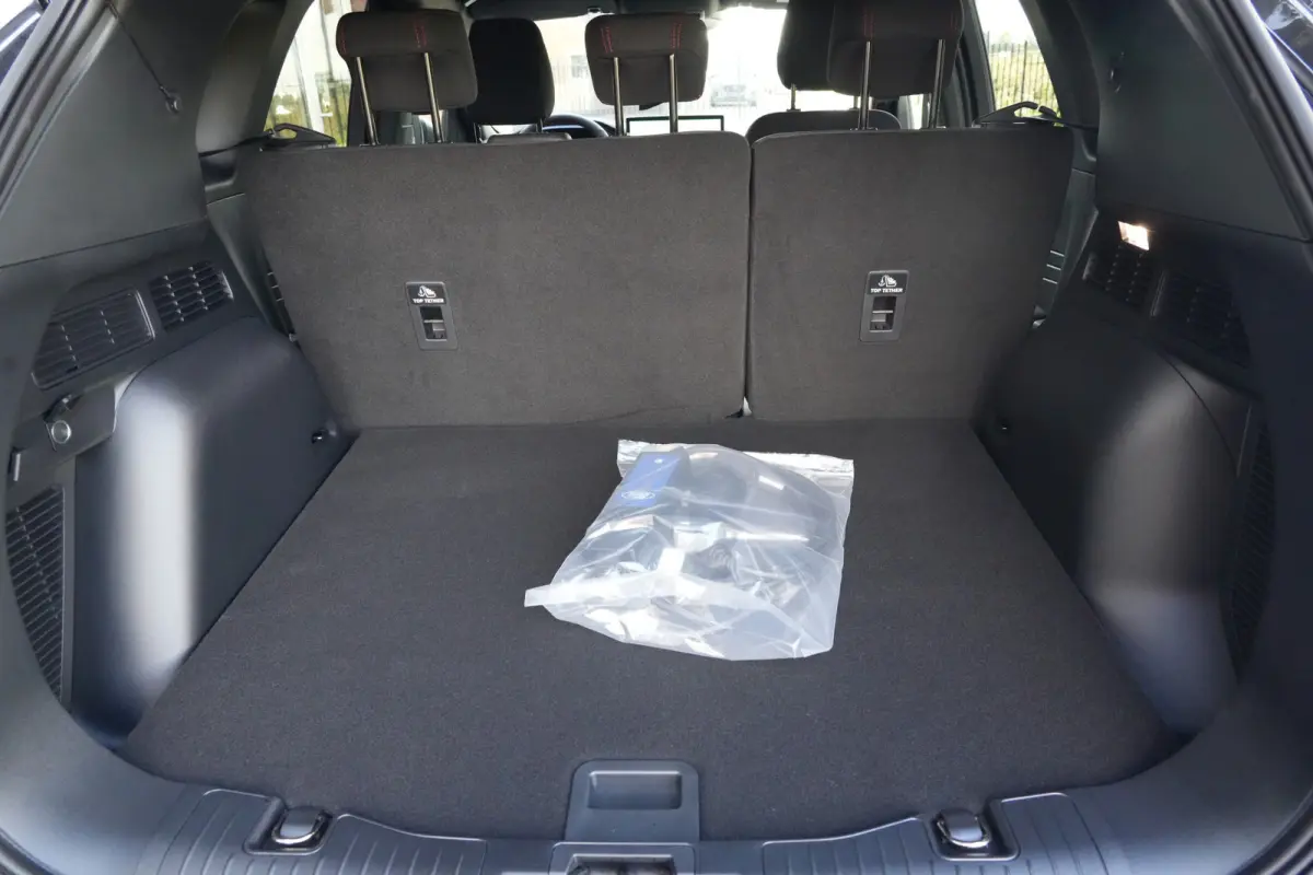 2.5 PHEV ST-Line | 243PK | Winterpakket | ACC | Camera | 2100KG | Kortom: een zeer complete, krachtige en moderne Kuga ST-Line met slechts 15 km, 243 pk, plug-in hybride techniek en maar lie