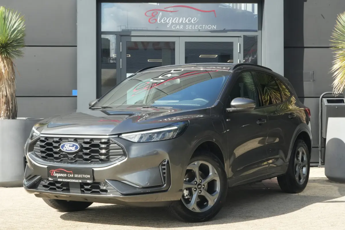 2.5 PHEV ST-Line | 243PK | Winterpakket | ACC | Camera | 2100KG | Kortom: een zeer complete, krachtige en moderne Kuga ST-Line met slechts 15 km, 243 pk, plug-in hybride techniek en maar lie