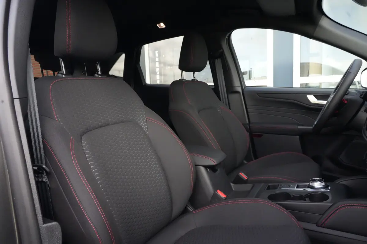 2.5 PHEV ST-Line | 243PK | Winterpakket | ACC | Camera | 2100KG | Kortom: een zeer complete, krachtige en moderne Kuga ST-Line met slechts 15 km, 243 pk, plug-in hybride techniek en maar lie