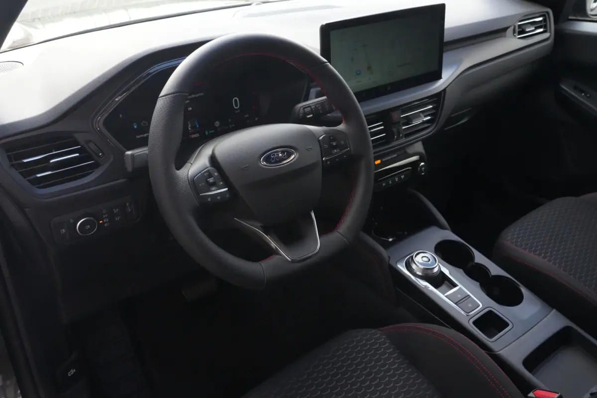 2.5 PHEV ST-Line | 243PK | Winterpakket | ACC | Camera | 2100KG | Kortom: een zeer complete, krachtige en moderne Kuga ST-Line met slechts 15 km, 243 pk, plug-in hybride techniek en maar lie