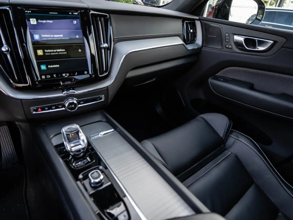 2.0 T8 Plug-in hybrid AWD Plus Black Edition | SOH 100%