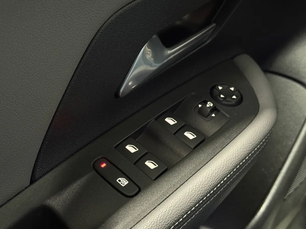 Elegance Automaat 130pk | 360° Camera |Navigatie| LED | Lane Assist | Sportpakket