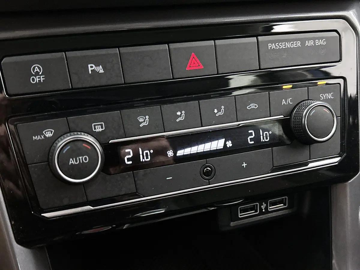 1.0 116pk Style Automaat | Apple Carplay/Android Auto | Climate Control | Extra Getint Glas | Camera | Cruise Control | 17"LMV |