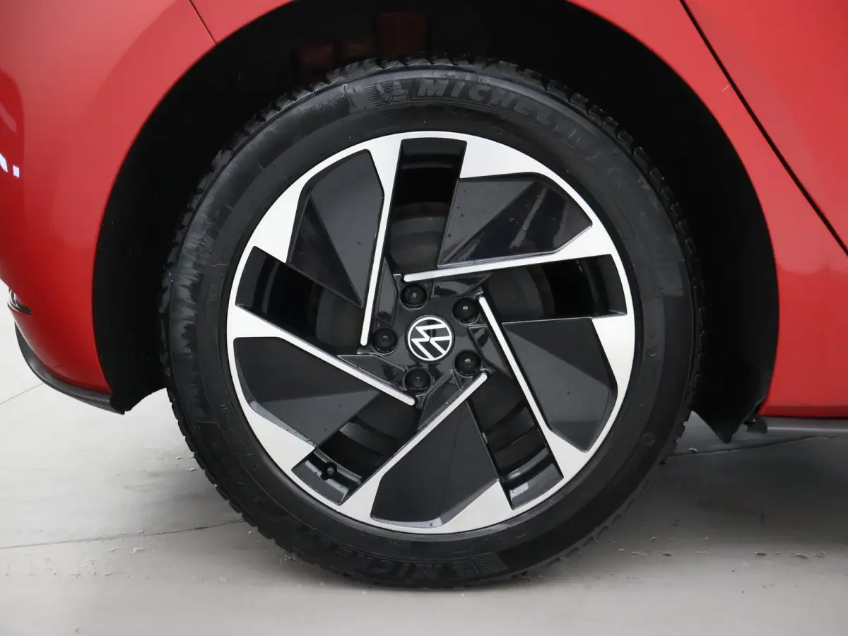 PRO 58 KWH + SFEERVERLICHTING | HEAD-UP | ADAPTIVE CRUISE | 18 INCH | STOELVERW. | CARPLAY