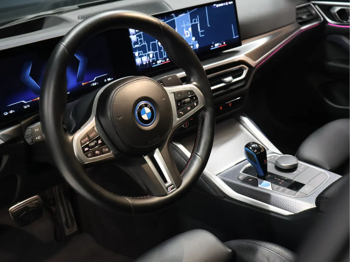 M50 High Executive 84 kWh [SCHUIFKANTELDAK, HARMAN/KARDON, APPLE CARPLAY, ANDROID, CRUISE CONTROL, STOELVERWARMING, MEMORY SEATS, HEAD UP DISPLAY,  DIGITAL DASH, CAMERA, PDC 360, LEDER, SFEE