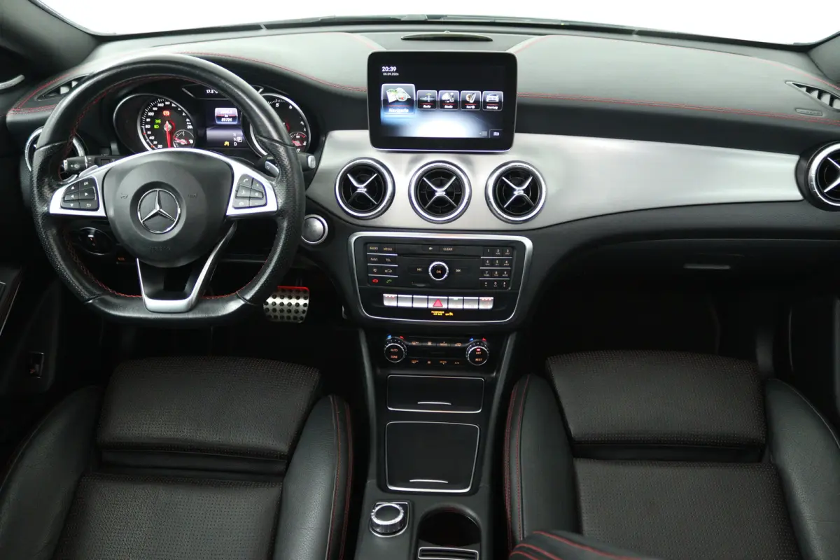 200 Prestige (PANORAMADAK, STOELVERWARMING, CAMERA, NAVIGATIE, PARKEERSENSOREN)