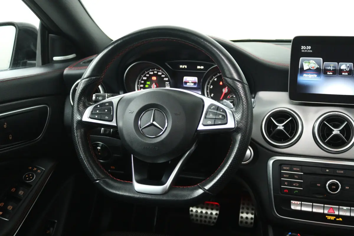200 Prestige (PANORAMADAK, STOELVERWARMING, CAMERA, NAVIGATIE, PARKEERSENSOREN)