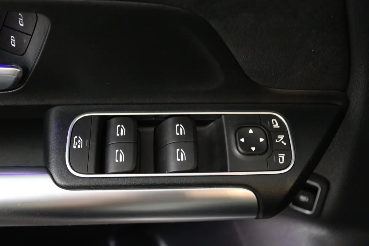 250 e Progressive (SFEERVERLICHTING, STOELVERWARMING, NAVIGATIE, PARKEERSENSOREN)