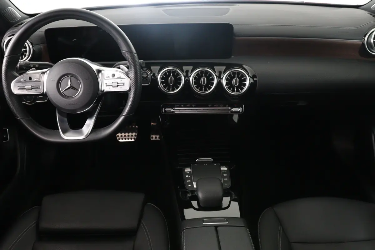 250 e AMG Line | Open Dak | Sfeerverlichting | Trekhaak | Leder | Sportstoelen | 360 Camera | Clima | Cruise Adaptive | LED | Stoelverwarming