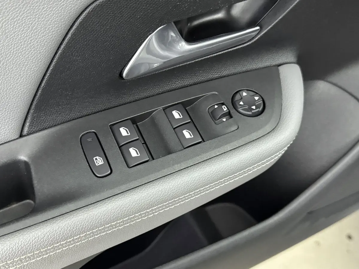 100pk Elegance | Navigatie | Camera | Lichtmetalen velgen | Climate control |