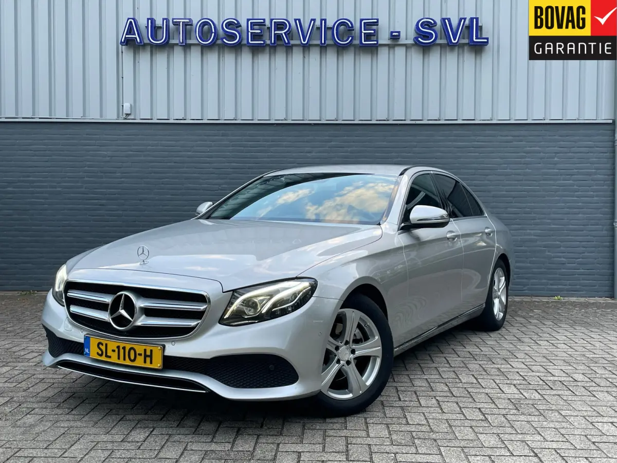 200 Sedan, Trekhaak - Dodehoekassistent - achteruitrijcamera