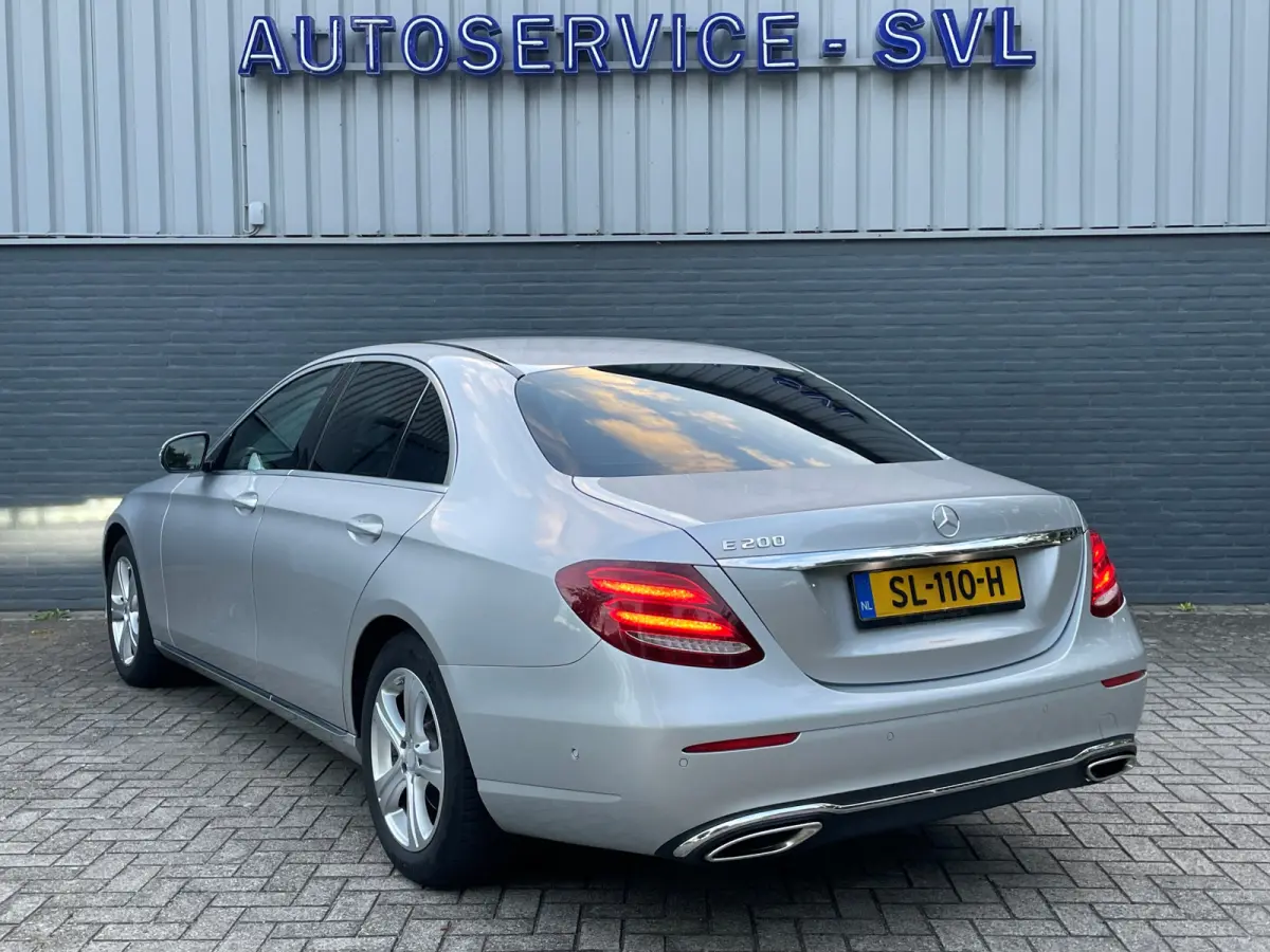 200 Sedan, Trekhaak - Dodehoekassistent - achteruitrijcamera