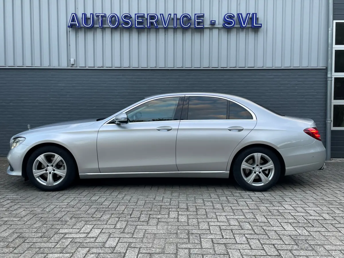 200 Sedan, Trekhaak - Dodehoekassistent - achteruitrijcamera