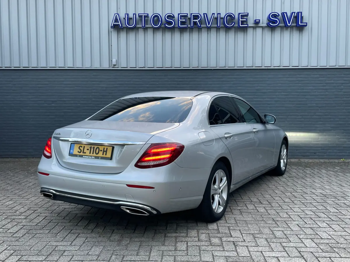 200 Sedan, Trekhaak - Dodehoekassistent - achteruitrijcamera