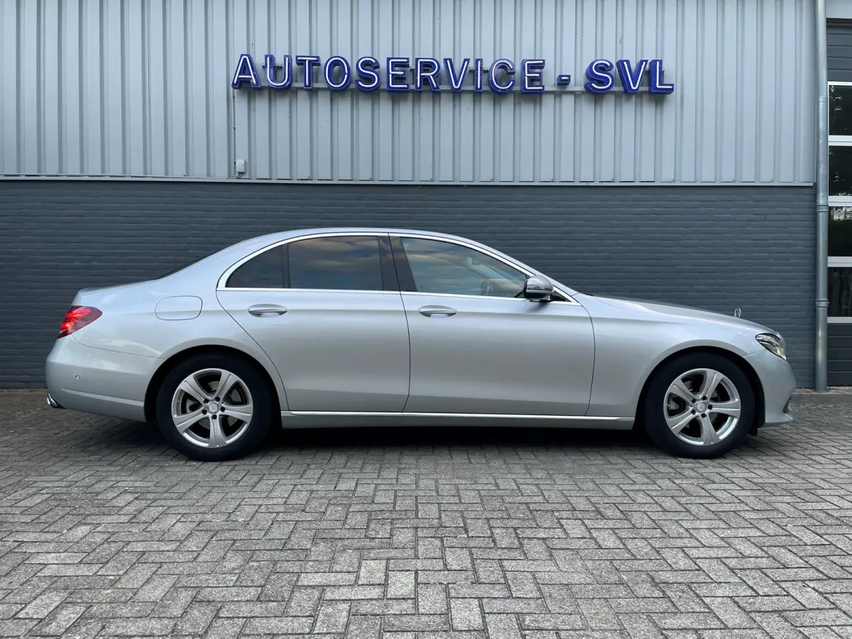 200 Sedan, Trekhaak - Dodehoekassistent - achteruitrijcamera