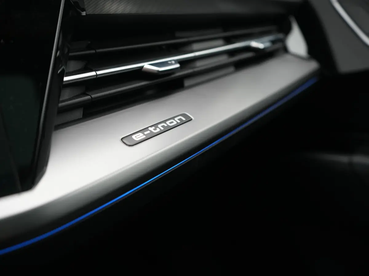 40 Advanced edition 77 kWh 204pk Dealer O.H | SOH 96.6% | Panodak | Adaptive Cruise | Matrix LED | Camera | Sportstoelen Verwarmd | Blis | Sfeerverlichting | Apple Carplay | DAB | Navigatie 